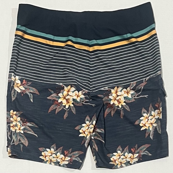 Reef Men’s Surfing Shorts Floral/Striped Size 38 Good Condition - Picture 2 of 8